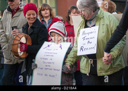 London Ontario, Kanada - 10. Januar 2013. Die Leerlauf nicht mehr Bewegung statt einen flash Mob-Protest an den Ecken der Dundas und Richmond Street in London im Laufe der Stunde Mittag. Eine geschätzte 600-700 Menschen versammelten sich auf dem Bürgersteig und nahm bis zur Kreuzung, wenn die Uhr 12:00 schlug. Der Protest dauerte Approximatley 45 Minuten gab es in denen Kreis tanzen, Trommeln, singen und reden der First Nations und First Nations Einzelpersonen. Das Publikum war von jung und alt Demonstranten zeigt Unterstützung für die Bewegung gebildet. Stockfoto