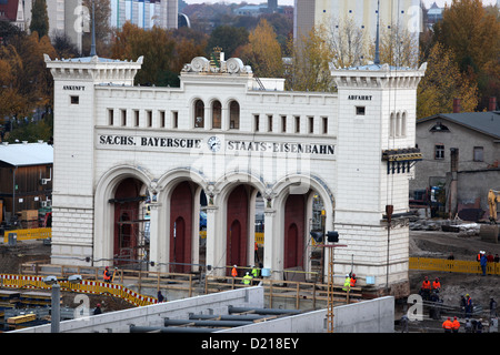 Leipzig, Deutschland, vor dem Portikus des Gebäudes vor Ort Bayerischer Bahnhof Stockfoto