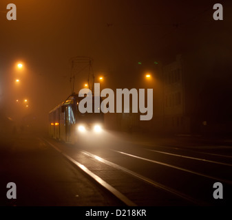 Straßenbahn weiter Stadtstraße im Nebel bei Nacht Stockfoto