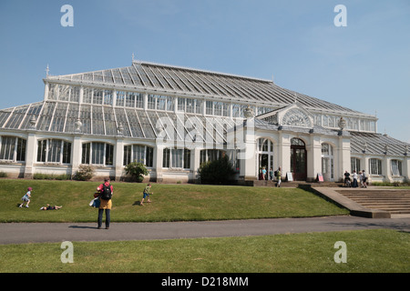 Der Westeingang zum gemäßigten House, The Royal Botanic Gardens, Kew, Surrey, England. Stockfoto