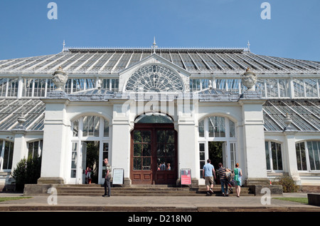 Der Westeingang zum gemäßigten House, The Royal Botanic Gardens, Kew, Surrey, England. Stockfoto