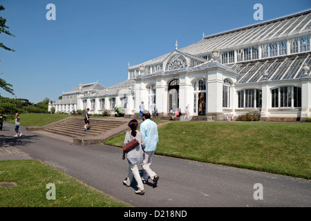 Der Westeingang zum gemäßigten House, The Royal Botanic Gardens, Kew, Surrey, England. Stockfoto