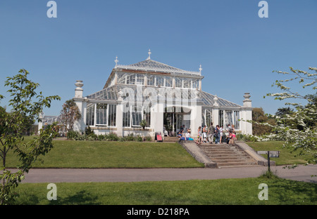 Der Südeingang zum gemäßigten House, The Royal Botanic Gardens, Kew, Surrey, England. Stockfoto