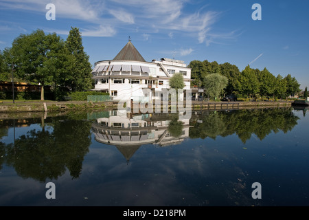 Mülheim an der Ruhr, Deutschland, die Wasserstation spiegelt sich im Ruhrgebiet Stockfoto