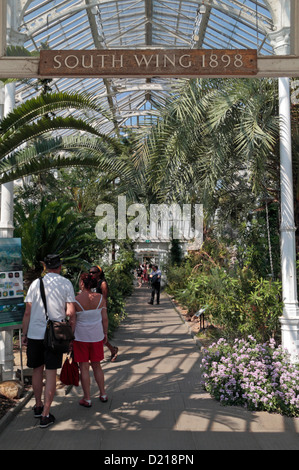 Eingang zum Soth Flügel des Hauses gemäßigt in den Royal Botanic Gardens, Kew, Surrey, England. Stockfoto