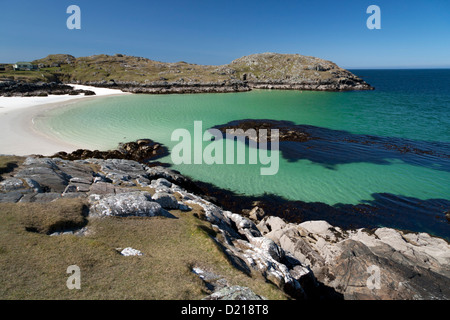 Der Strand von Achmelvich, in der Nähe von Lochinver in Sutherland an der Westküste Schottlands. Stockfoto