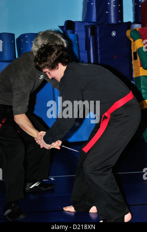Hapkido Schwarzgurt und roten Gürtel Kämpfer üben ihre Kunst in einer Kampfkunst-Schule. Stockfoto