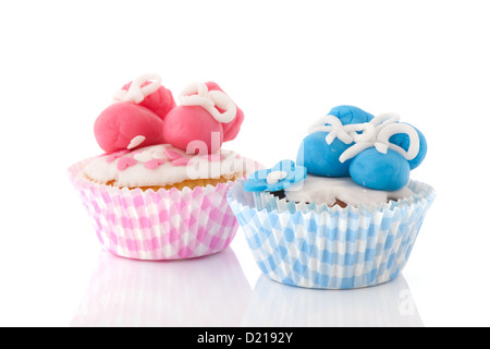 Baby-Cupcakes mit Schuhe in Pink und blau Stockfoto