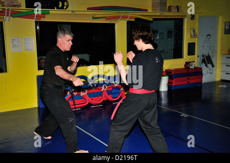 Hapkido Schwarzgurt und roten Gürtel Kämpfer üben ihre Kunst in einer Kampfkunst-Schule. Stockfoto