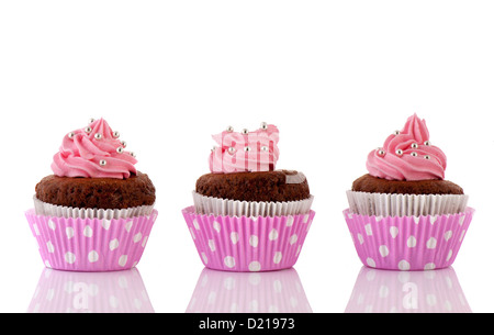 Drei Schokoladen Cupcakes mit rosa Buttercreme isoliert auf weißem Hintergrund Stockfoto