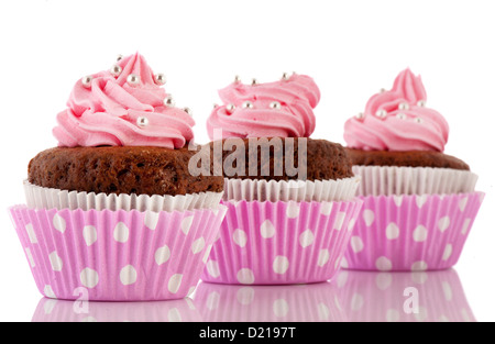 Drei Schokoladen Cupcakes mit rosa Buttercreme isoliert auf weißem Hintergrund Stockfoto