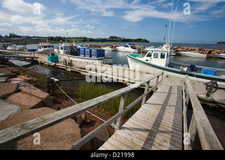 Holzsteg und Promenade zum Boote vertäut im Hafen von Stanley Bridge, Prinz Eduard Insel Stockfoto