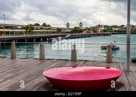 Sentosa Island und Universal Studios Komplex angesehen von Vivo City Boardwalk, Singapur Stockfoto