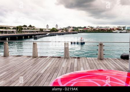 Sentosa Island und Universal Studios Komplex angesehen von Vivo City Boardwalk, Singapur Stockfoto