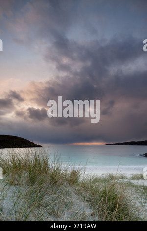Sanddünen am Strand in Achmelvich in der Nähe von Lochinver in Sutherland, Schottland. Stockfoto