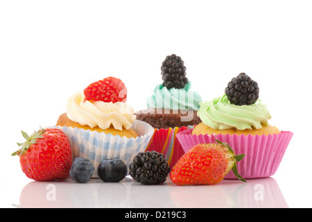 Erdbeer-Kuchen mit Buttercreme und frischen Früchten isoliert auf weißem Hintergrund Stockfoto