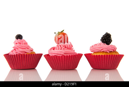 Frisches Obst-Muffins mit rosa Buttercreme isoliert auf weißem Hintergrund Stockfoto