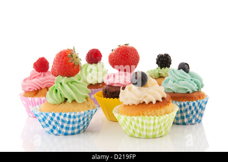 Frisches Obst Muffins isoliert auf weißem Hintergrund Stockfoto