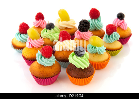 Frisches Obst Muffins isoliert auf weißem Hintergrund Stockfoto