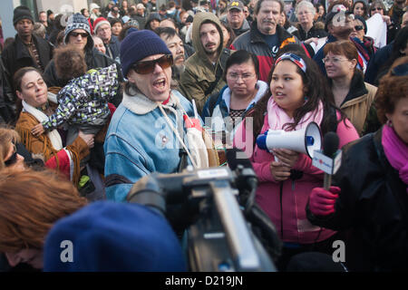 London Ontario, Kanada - 10. Januar 2013. Die Leerlauf nicht mehr Bewegung statt einen flash Mob-Protest an den Ecken der Dundas und Richmond Street in London im Laufe der Stunde Mittag. Eine geschätzte 600-700 Menschen versammelten sich auf dem Bürgersteig und nahm bis zur Kreuzung, wenn die Uhr 12:00 schlug. Der Protest dauerte Approximatley 45 Minuten gab es in denen Kreis tanzen, Trommeln, singen und reden der First Nations und First Nations Einzelpersonen. Das Publikum war von jung und alt Demonstranten zeigt Unterstützung für die Bewegung gebildet. Stockfoto