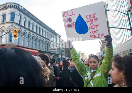 London Ontario, Kanada - 10. Januar 2013. Die Leerlauf nicht mehr Bewegung statt einen flash Mob-Protest an den Ecken der Dundas und Richmond Street in London im Laufe der Stunde Mittag. Eine geschätzte 600-700 Menschen versammelten sich auf dem Bürgersteig und nahm bis zur Kreuzung, wenn die Uhr 12:00 schlug. Der Protest dauerte Approximatley 45 Minuten gab es in denen Kreis tanzen, Trommeln, singen und reden der First Nations und First Nations Einzelpersonen. Das Publikum war von jung und alt Demonstranten zeigt Unterstützung für die Bewegung gebildet. Stockfoto