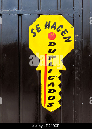 Übergroße hell gestrichenen Abstraktion von Metall key Ausschnitt Werbung Schlüssel an der Tür der Schlosserei Oaxaca de Juarez Mexiko montiert Stockfoto