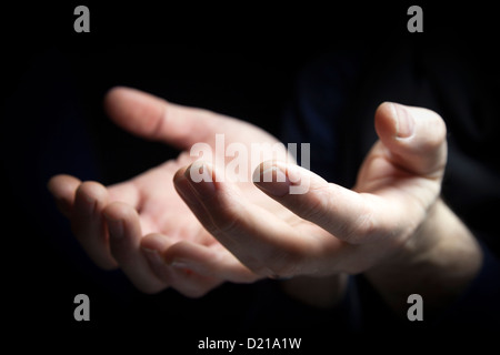 Zwei Hände ausgestreckt zu betteln. Stockfoto