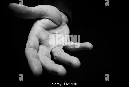 Eine Hand ausstrecken, um jemandem zu helfen. Stockfoto