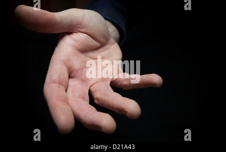 Eine Hand ausstrecken, um jemandem zu helfen. Stockfoto