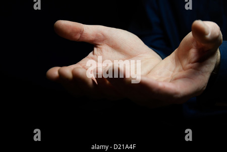 Zwei Hände ausgestreckt zu betteln. Stockfoto