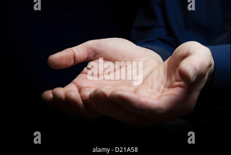 Zwei Hände ausgestreckt zu betteln. Stockfoto