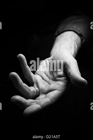 Eine Hand ausstrecken, um jemandem zu helfen. Stockfoto