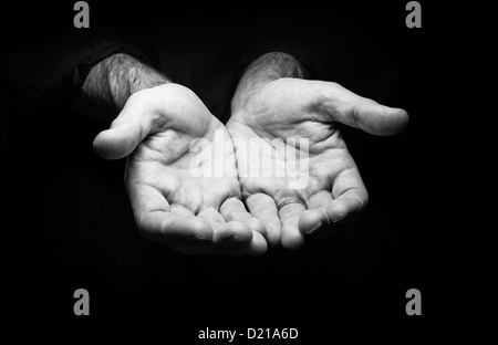 Zwei Hände ausgestreckt zu betteln. Stockfoto