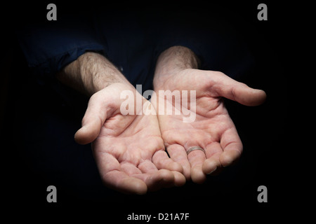 Zwei Hände ausgestreckt zu betteln. Stockfoto