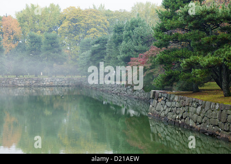 Kyoto alte Hofburg Graben in den traditionellen Garten, Japan Stockfoto