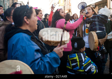 London Ontario, Kanada - 10. Januar 2013. Die Leerlauf nicht mehr Bewegung statt einen flash Mob-Protest an den Ecken der Dundas und Richmond Street in London im Laufe der Stunde Mittag. Eine geschätzte 600-700 Menschen versammelten sich auf dem Bürgersteig und nahm bis zur Kreuzung, wenn die Uhr 12:00 schlug. Der Protest dauerte Approximatley 45 Minuten gab es in denen Kreis tanzen, Trommeln, singen und reden der First Nations und First Nations Einzelpersonen. Das Publikum war von jung und alt Demonstranten zeigt Unterstützung für die Bewegung gebildet. Stockfoto