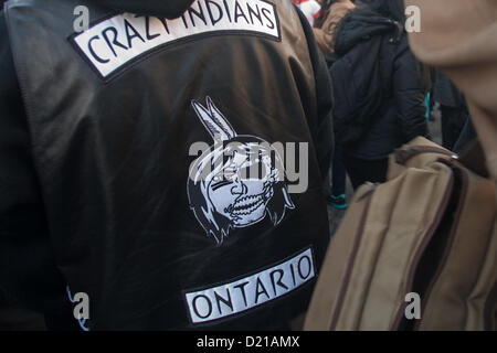 London Ontario, Kanada - 10. Januar 2013. Die Leerlauf nicht mehr Bewegung statt einen flash Mob-Protest an den Ecken der Dundas und Richmond Street in London im Laufe der Stunde Mittag. Eine geschätzte 600-700 Menschen versammelten sich auf dem Bürgersteig und nahm bis zur Kreuzung, wenn die Uhr 12:00 schlug. Der Protest dauerte Approximatley 45 Minuten gab es in denen Kreis tanzen, Trommeln, singen und reden der First Nations und First Nations Einzelpersonen. Das Publikum war von jung und alt Demonstranten zeigt Unterstützung für die Bewegung gebildet. Stockfoto