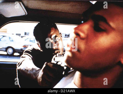 Strassenkämpfer Menace Ii Society Tyrin Turner Der Rauschgiftdealer Caine (Tyrin Turner) Gehört Einer Verbrecherbande sterben ein. Stockfoto