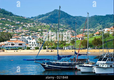 Nordöstlichen Teil der Insel Madeira, Machico Stadt und Hafen. Künstlichen Sandstrand. Stockfoto