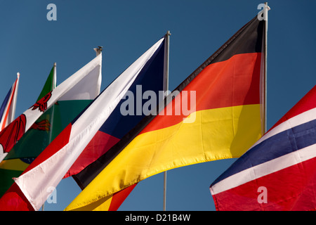 Eine Reihe von verschiedenen farbigen Flaggen mit einem himmelblauen Hintergrund Stockfoto