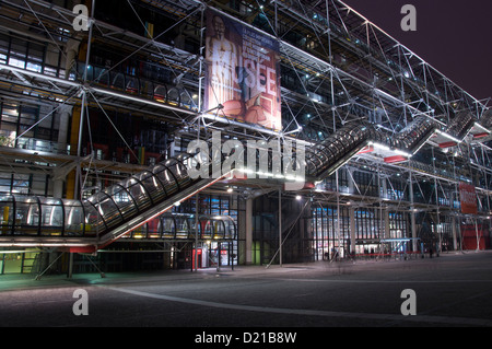 Modern architecture. The Pompidou Centre by night. This huge, modern glass and steel building has become an iconic Parisian landmark. Paris, France. Stockfoto