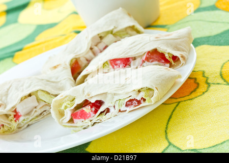 Rollen mit Krabben-Sticks und Pita-Brot Stockfoto