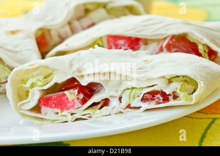 Rollen mit Krabben-Sticks und Pita-Brot Stockfoto