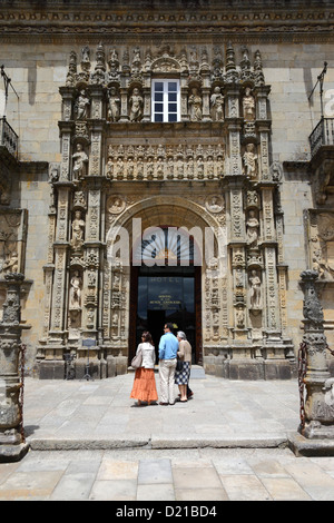 Touristen stehen vor dem Eingang des 5-Sterne Hostal de los Reyes Catolicos / Dos Reis Catolicos, Santiago de Compostela, Galicien, Spanien Stockfoto