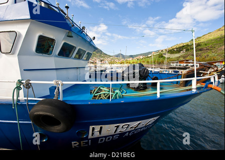 Nordöstlichen Teil der Insel Madeira, Machico Stadt und Hafen. Schiff von den Azoren. Stockfoto