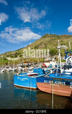 Nordöstlichen Teil der Insel Madeira, Machico Stadt und Hafen. Schiffe von Azoren. Stockfoto