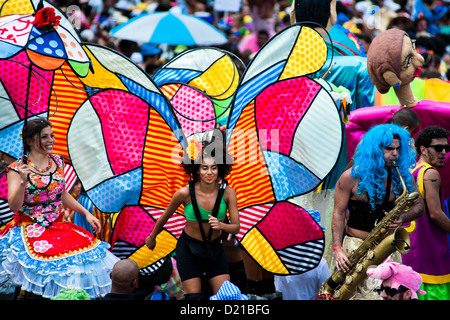 Die Orquestra Voadora Band führt während der Karneval-Straßenfest in Flamengo Rio De Janeiro, Brasilien. Stockfoto