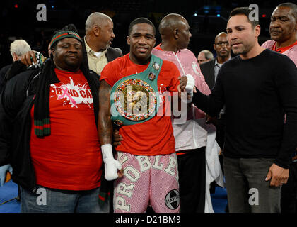 (C-R) Adrien Broner (USA), Oscar De La Hoya, 17. November 2012 - Boxen: Adrien Broner der Vereinigten Staaten feiert mit Promoter Oscar De La Hoya nach dem Gewinn der WBC Leichtgewicht Titelkampf am Boardwalk Hall in Atlantic City, New Jersey, USA. (Foto von Naoki Fukuda/AFLO) Stockfoto