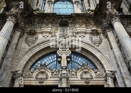 Geschnitzte Jakobsmuscheln über dem Haupteingang der Westfassade der Kathedrale Santiago De Compostela, Galicien, Spanien Stockfoto