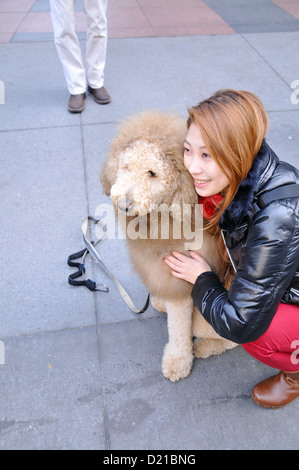 Touristischen posiert mit Charles der Löwe Hund nur zur redaktionellen Nutzung. KEINE KOMMERZIELLE NUTZUNG. Stockfoto